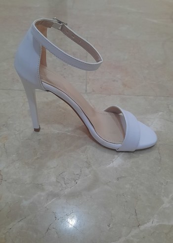 Beyaz Tokalı İnce Topuklu Kadın Abiye Ayakkabı - Görsel 4