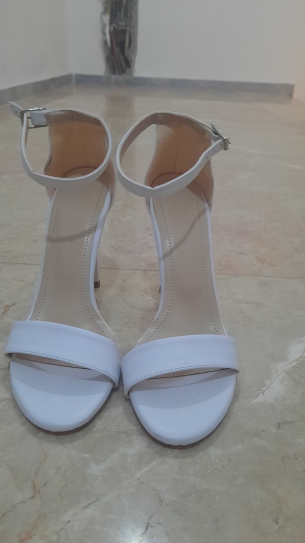 Beyaz Tokalı İnce Topuklu Kadın Abiye Ayakkabı - Görsel 2