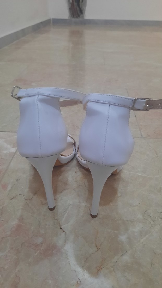 Beyaz Tokalı İnce Topuklu Kadın Abiye Ayakkabı - Görsel 3