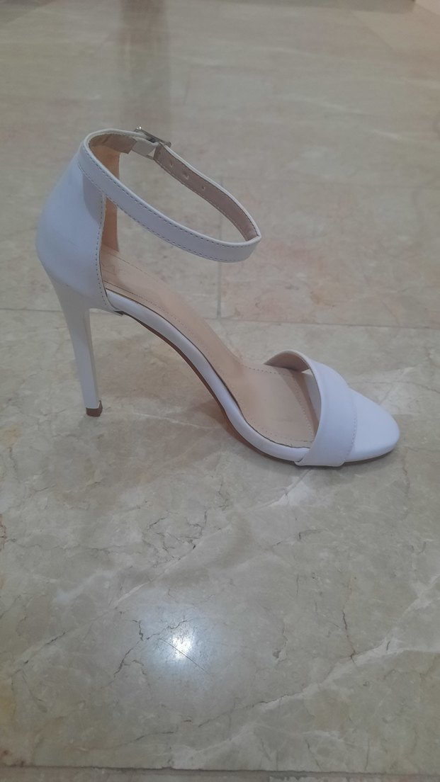 Beyaz Tokalı İnce Topuklu Kadın Abiye Ayakkabı - Görsel 4