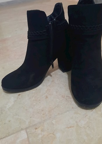 Siyah Süet Kadın Dolgu Topuklu Bot - Görsel 2
