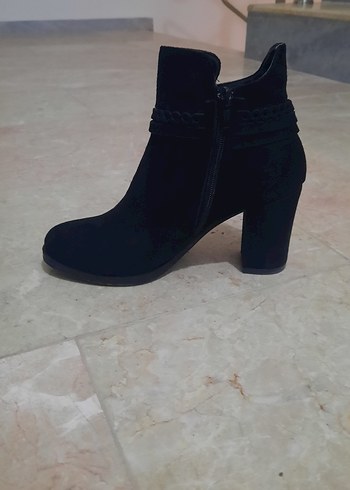 Siyah Süet Kadın Dolgu Topuklu Bot - Görsel 4