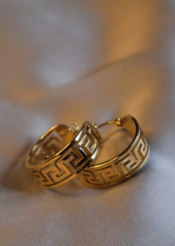 Altın Renkli Versace Desenli Halka Küpe - Görsel 3