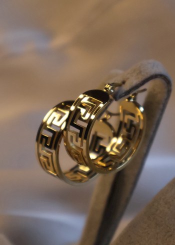 Altın Renkli Versace Desenli Halka Küpe - Görsel 4