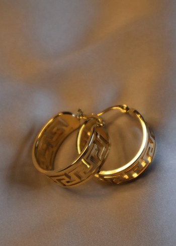 Altın Renkli Versace Desenli Halka Küpe - Görsel 2