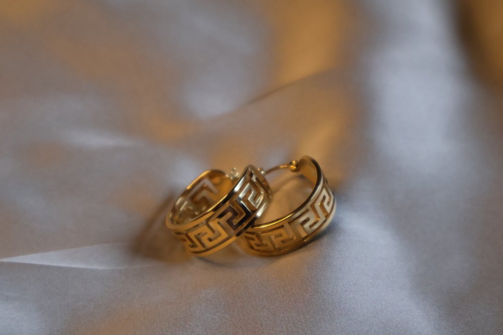 Altın Renkli Versace Desenli Halka Küpe - Görsel 3