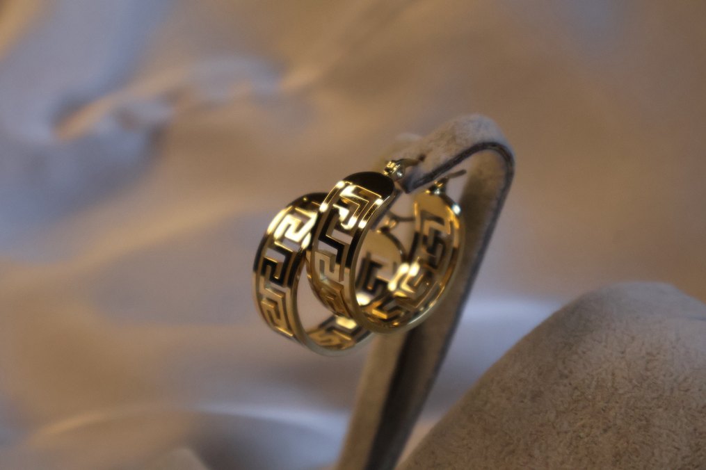 Altın Renkli Versace Desenli Halka Küpe - Görsel 4
