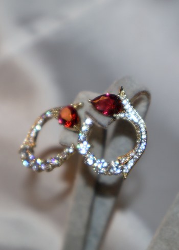 Kırmızı Parlak Yuvarlak Küpe - Görsel 3