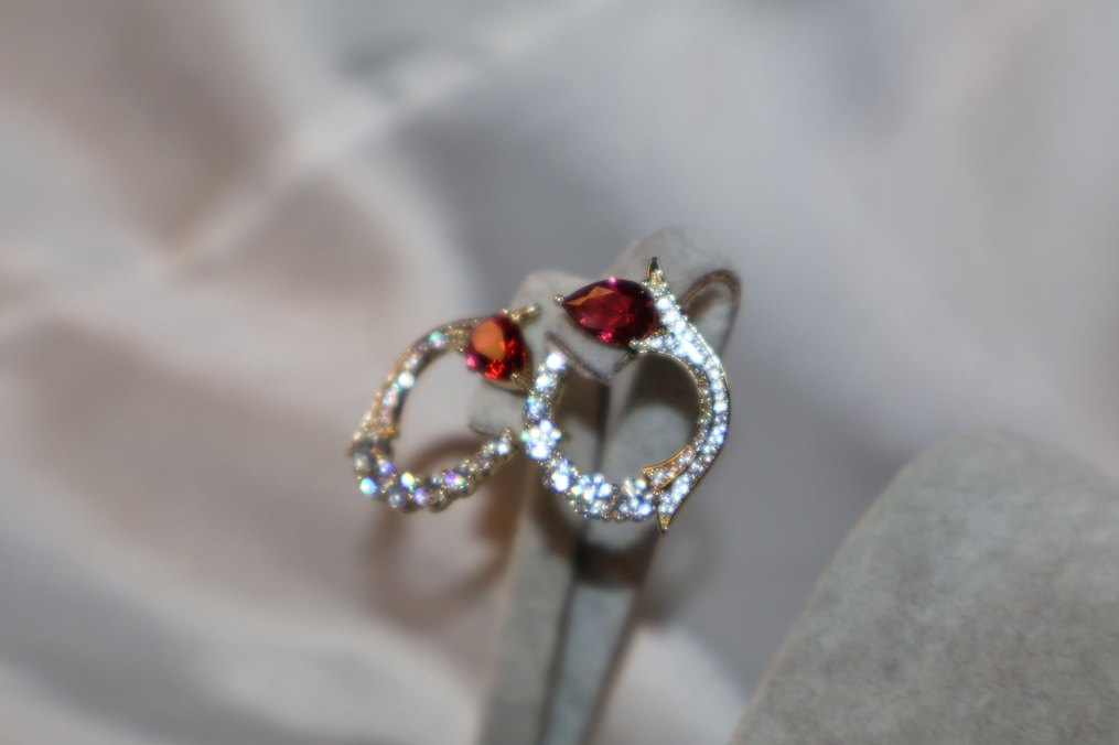 Kırmızı Parlak Yuvarlak Küpe - Görsel 3