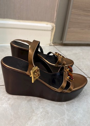 Altın Renkli Deri Dolgu Topuklu Sandalet - Görsel 2