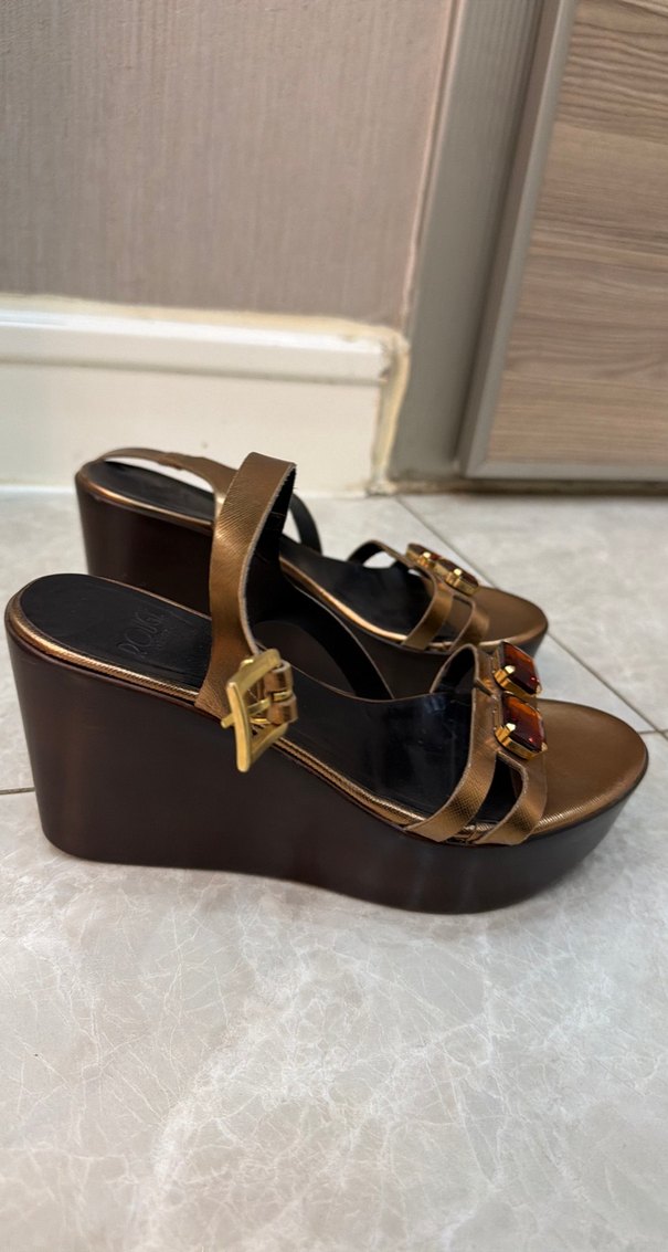 Altın Renkli Deri Dolgu Topuklu Sandalet - Görsel 2