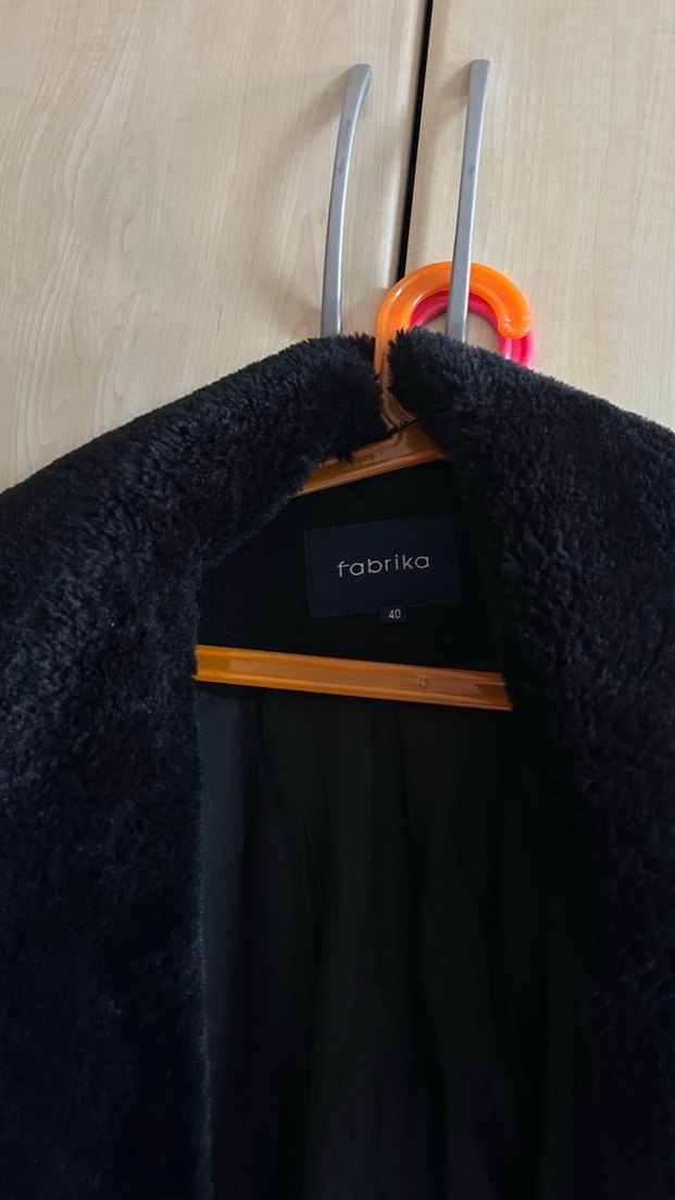 Siyah Peluş Yaka Kaban - Görsel 2