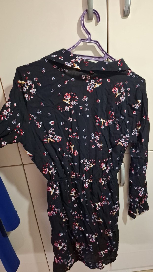 Düğmeli V Yakalı Midi Siyah Desenli Elbise - Görsel 2