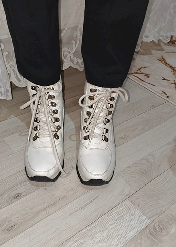 Beyaz Bağcıklı Dolgu Topuklu Kadın Bot - Görsel 2