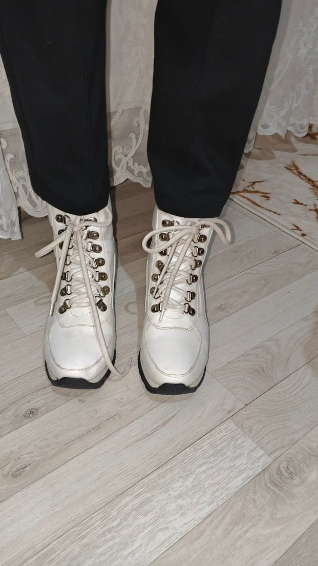 Beyaz Bağcıklı Dolgu Topuklu Kadın Bot - Görsel 2