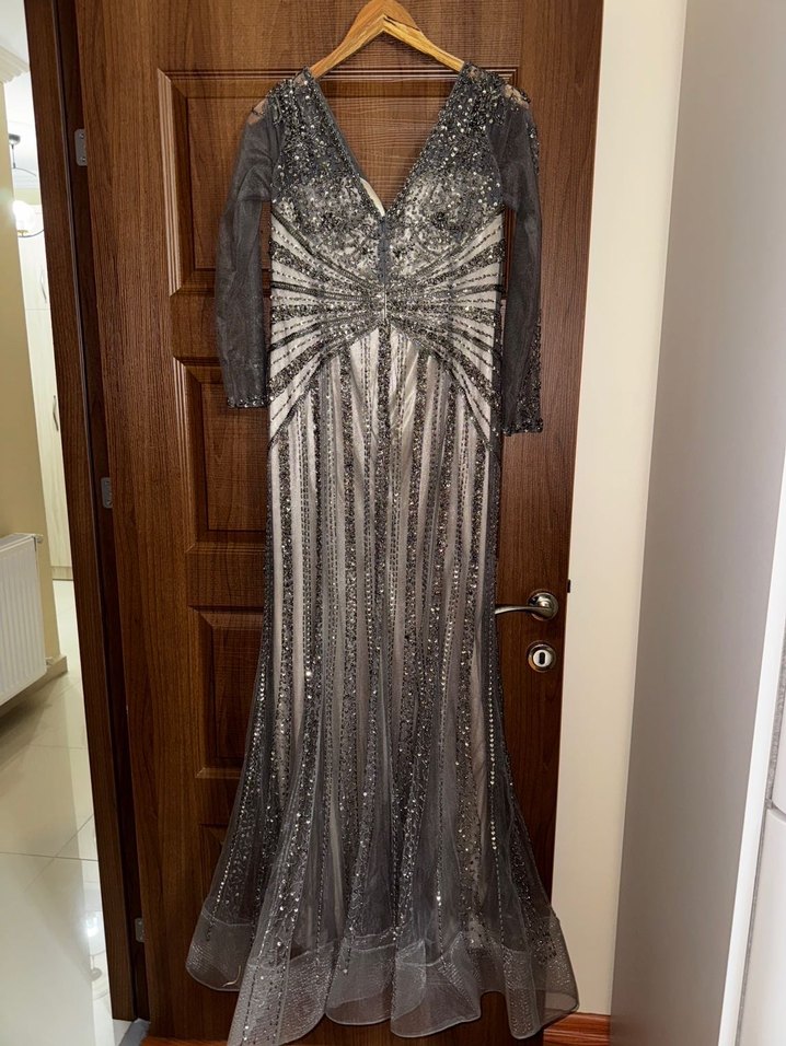 Uzun Kollu Gri İşlemeli Drapeli Abiye Elbise - Görsel 2