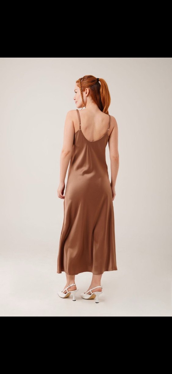 Kahverengi Uzun Saten Elbise - Görsel 2