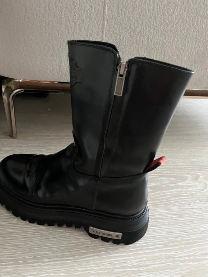 Şehir Stiline Şıklık: Siyah Deri Bot — görsel 3/6