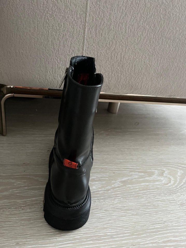 Şehir Stiline Şıklık: Siyah Deri Bot — görsel 2/6