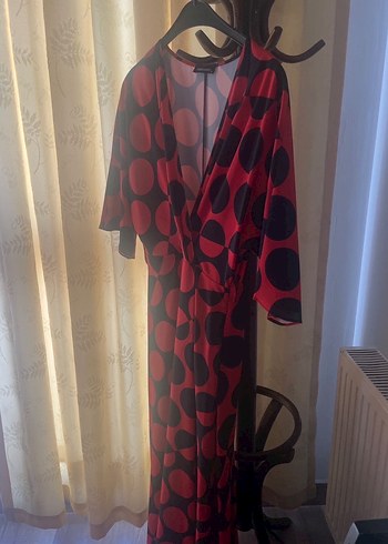 Kırmızı Puantiyeli Uzun V Yaka Elbise saten - Görsel 3