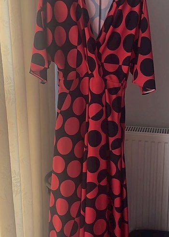 Kırmızı Puantiyeli Uzun V Yaka Elbise saten - Görsel 2