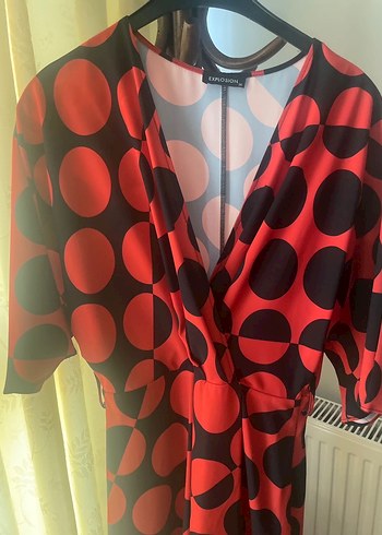 Kırmızı Puantiyeli Uzun V Yaka Elbise saten - Görsel 4