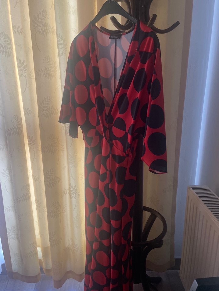 Kırmızı Puantiyeli Uzun V Yaka Elbise saten - Görsel 3