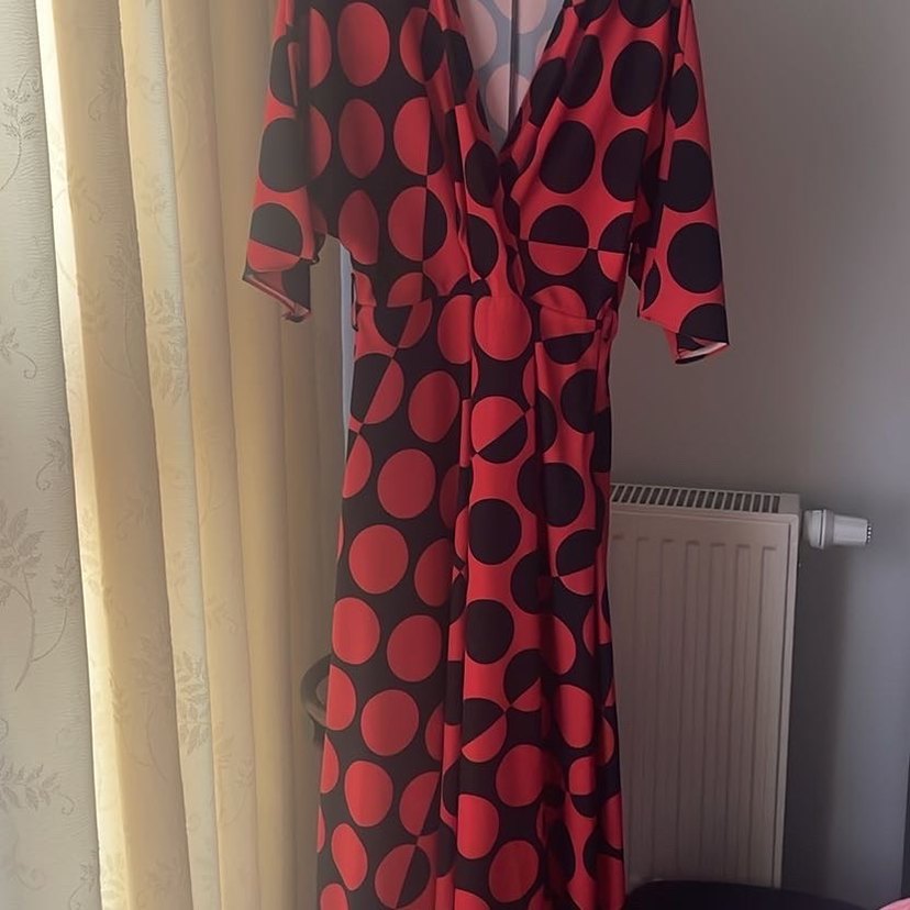 Kırmızı Puantiyeli Uzun V Yaka Elbise saten - Görsel 2