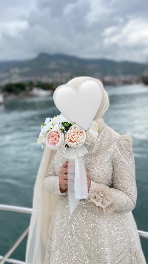 Uzun Beyaz Nakışlı Uzun Kollu Abiye Elbise - Görsel 4