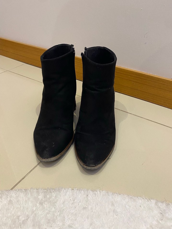 Siyah Süet Tokalı Topuklu Kadın Bot - Görsel 2