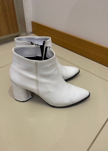 Beyaz Deri Kadın Botlar, Tokalı, Kalın Topuklu - Görsel 2