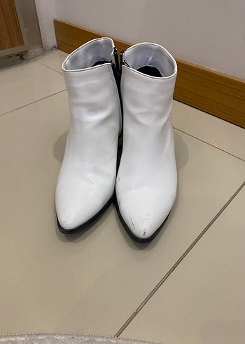 Beyaz Deri Kadın Botlar, Tokalı, Kalın Topuklu - Görsel 3