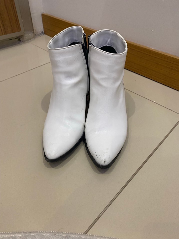 Beyaz Deri Kadın Botlar, Tokalı, Kalın Topuklu - Görsel 3