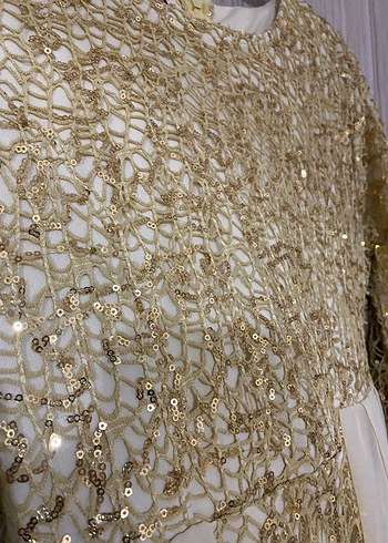 Altın Renkli İşlemeli Uzun Abiye Elbise - Görsel 4