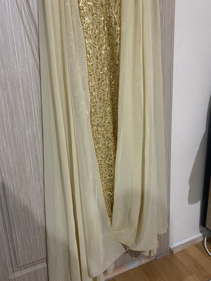 Altın Renkli İşlemeli Uzun Abiye Elbise - Görsel 2