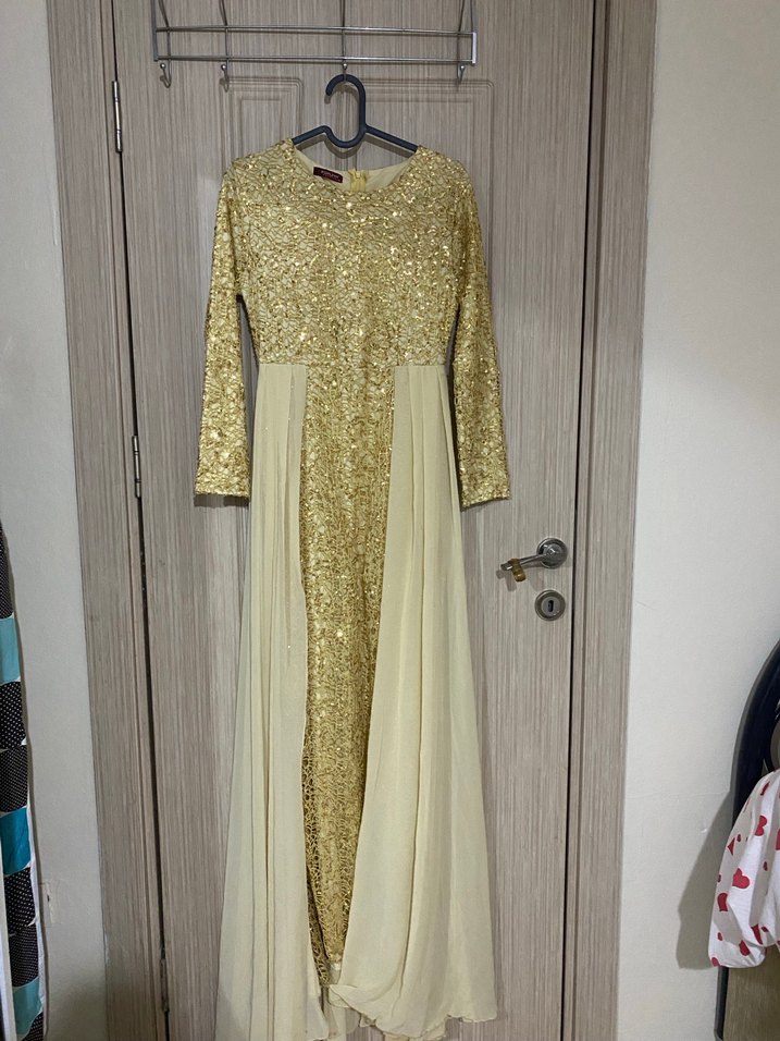 Altın Renkli İşlemeli Uzun Abiye Elbise - Görsel 3