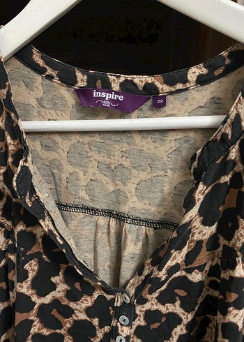 Düğmeli Leopar Desenli V Yaka Kadın Bluz - Görsel 2