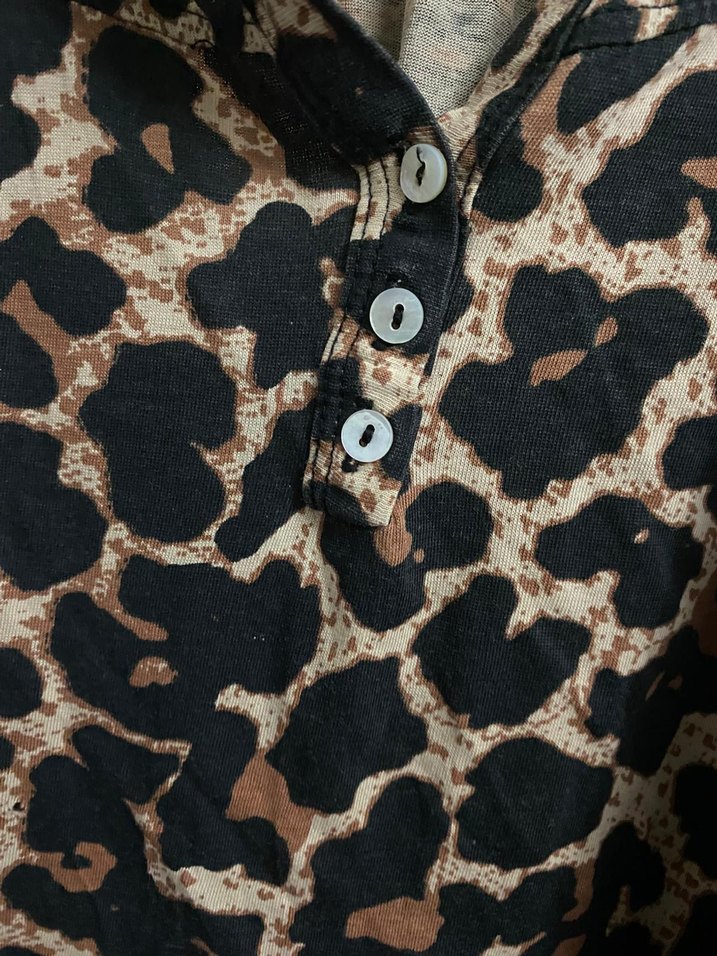 Düğmeli Leopar Desenli V Yaka Kadın Bluz - Görsel 3