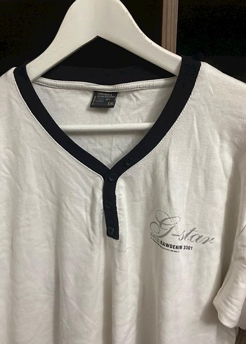 Düğmeli V Yaka Beyaz  Tişört - Görsel 2