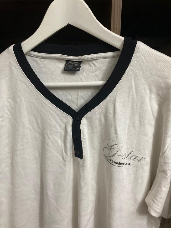 Düğmeli V Yaka Beyaz  Tişört - Görsel 2