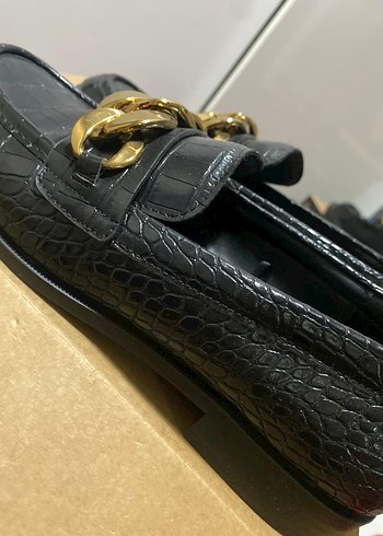 Altın Zincir Detaylı Siyah Deri Kadın Loafer - Görsel 5