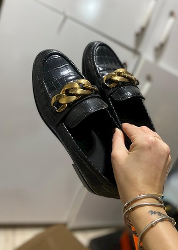 Altın Zincir Detaylı Siyah Deri Kadın Loafer - Görsel 3