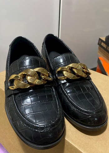 Altın Zincir Detaylı Siyah Deri Kadın Loafer - Görsel 4