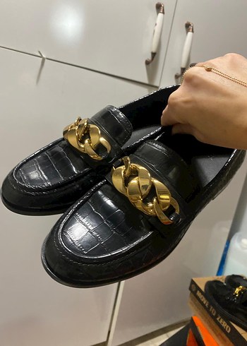 Altın Zincir Detaylı Siyah Deri Kadın Loafer - Görsel 2