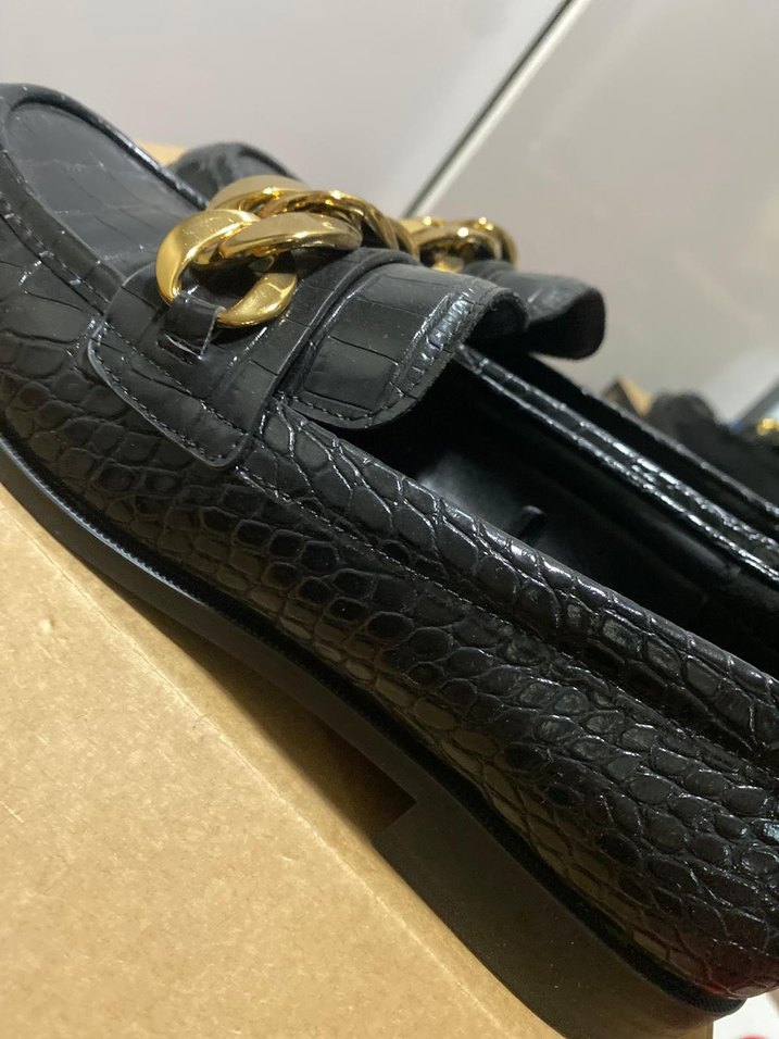 Altın Zincir Detaylı Siyah Deri Kadın Loafer - Görsel 5