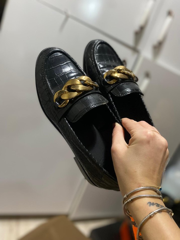 Altın Zincir Detaylı Siyah Deri Kadın Loafer - Görsel 3