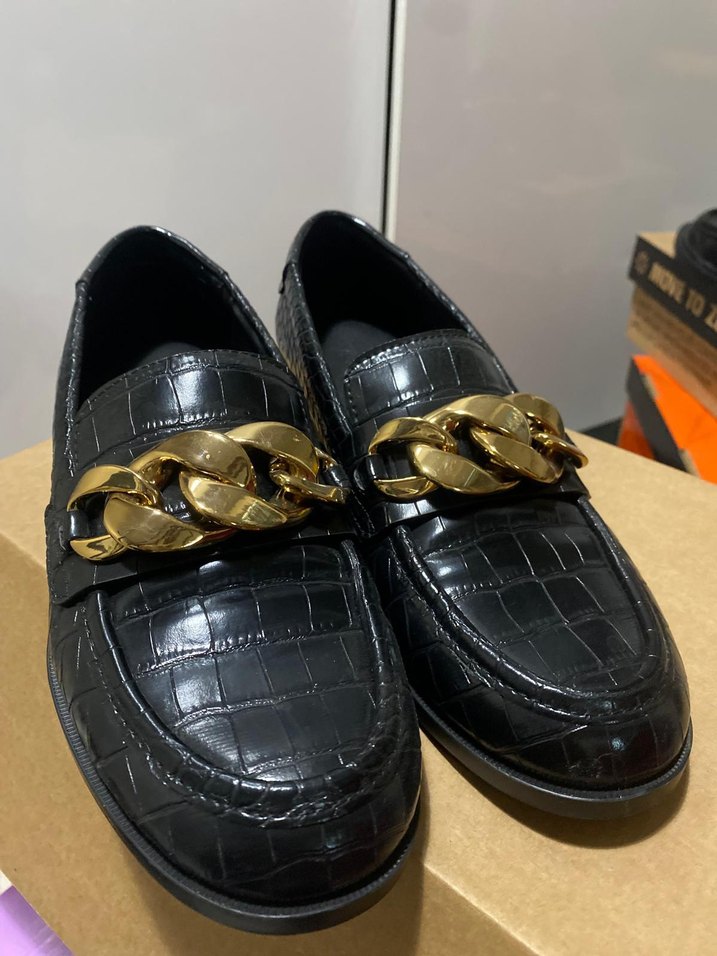 Altın Zincir Detaylı Siyah Deri Kadın Loafer - Görsel 4