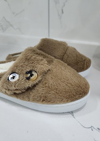 KAHVERENGİ PELUŞ DÜĞMELİ KADIN PANDUF - Görsel 3