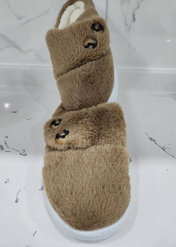 KAHVERENGİ PELUŞ DÜĞMELİ KADIN PANDUF - Görsel 5