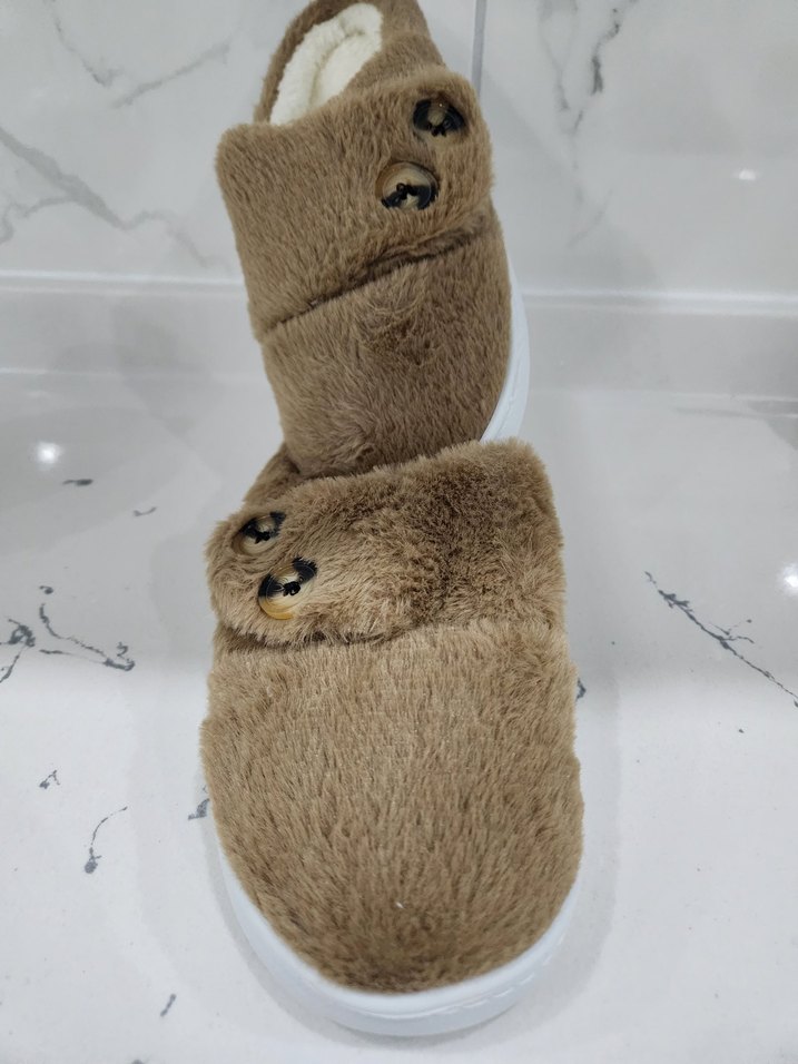 KAHVERENGİ PELUŞ DÜĞMELİ KADIN PANDUF - Görsel 5